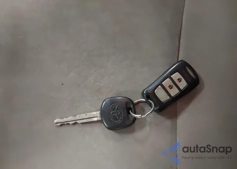 2010 Toyota Corolla z USA, uszkodzony, nr VIN 2T1BU4EE1AC514844